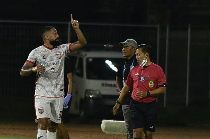 Pemain Borneo FC, Francisco Torres, melakukan selebrasi setelah mencetak gol ke gawang Persebaya Surabaya pada laga pekan ke-34 di Stadion I Gusti Ngurah Rai, Denpasar, Rabu (20/3/2022).