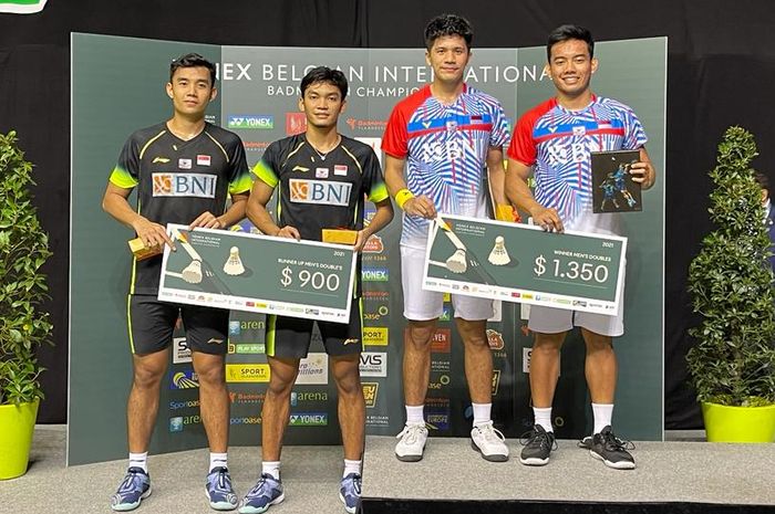 Pasangan ganda putra Indonesia, Pramudya Kusumawardhana/Yeremia Erich Yoche Yacob Rambitan (kanan) berpose sebagai juara Belgian International Challenge setelah mengalahkan Muhammad Shohibul Fikri/Bagas Maulana, Sabtu (30/10/2021).