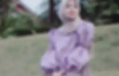 5 Ide OOTD Hijab Pakai Rok Panjang ala Alma Esbeye. Santun dan Ayu!