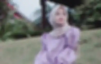 5 Ide OOTD Hijab Pakai Rok Panjang ala Alma Esbeye. Santun dan Ayu!