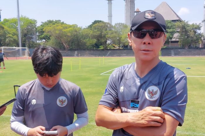 Pelatih timnas U-23 Indonesia, Shin Tae-yong, saat memberikan keterangan kepada media di Stadion Sriwedari, Solo, Minggu (10/9/2023).