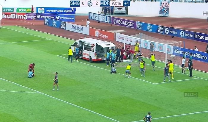 Ambulans masuk ke lapangan untuk membantu penanganan gelandang Madura United, Ricki Ariansyah, pada laga kontra PSIS Semarang di Stadion Jatidiri, Semarang, Selasa (7/3/2023).