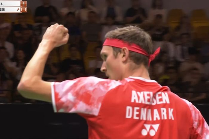 Tunggal putra Denmark, Viktor Axelsen, mengepalkan tangan saat meraih angka atas Lei Lan XI (China) pada final Hong Kong Open 2024 di Hong Kong Coliseum, Kowloon, Hong Kong, Minggu (15/9/2024).