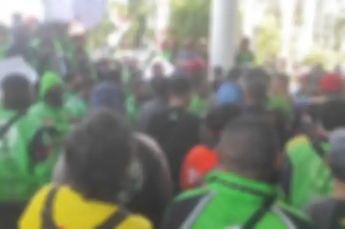 Ratusan driver ojol berkumpul di kantor DPRD Balikpapan dan meminta Pemerintah menindak tegas pihak aplikator nakal.