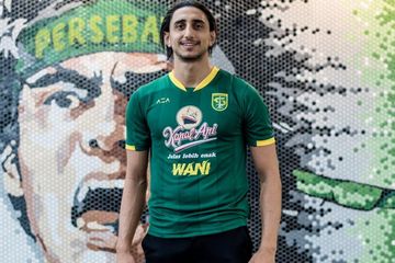 Penyerang asing asal Swedia berpaspor Palestina Mahmoud Eid setelah menyelesaikan finalisasi legal di kantor marketing Persebaya pada Selasa (7/1/2020).