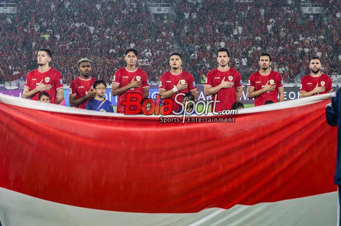 Sejumlah pemain Timnas Indonesia yakni Justin Hubner, Yakob Sayuri, Rafael Struick, Ragnar Oratmangoen, Thom Haye, Nathan Tjoe-A-On, dan Calvin Verdonk sedang menyanyikan lagu Indonesia Raya jelang berlaga di Stadion Utama Gelora Bung Karno, Senayan, Jakarta, Jumat (15/11/2024).