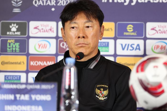 Pelatiih timnas Indonesia Shin Tae-yong saat memberi pernyataan kepada awak media jelang menghadapi Australia di babak 16 Besar Piala Asia 2023.