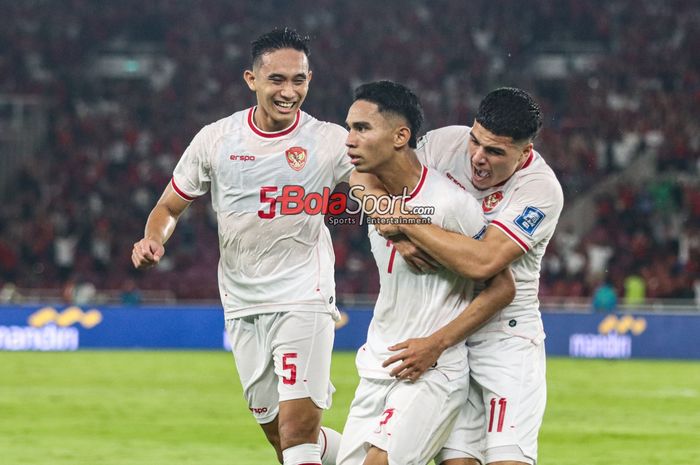 Rizky Ridho (kiri) dan Ragnar Oratmangoen (kanan) menyambut selebrasi Marselino Ferdinan (tengah) yang mampu mencetak gol dalam laga babak penyisihan grup C Kualifikasi Piala Dunia 2026 zona Asia antara timnas Indonesia versus timnas Arab Saudi di Stadion Utama Gelora Bung Karno, Senayan, Jakarta, S