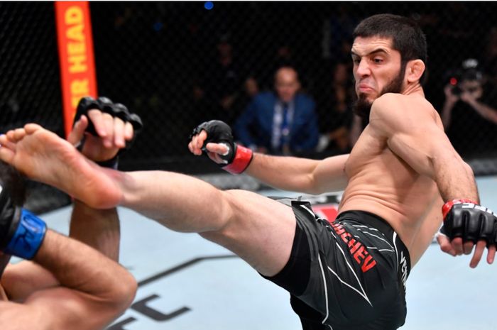Aksi Islam Makhachev menendang Thiago Moises pada UFC Vegas 31 lalu (18/7/2021).