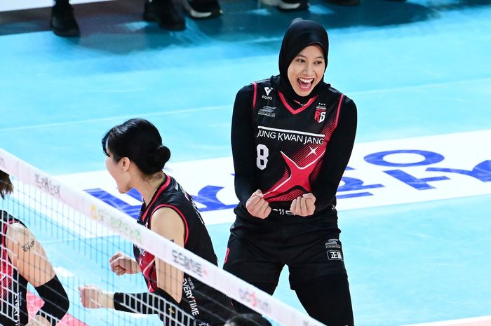 Opposite hitter Daejeon JungKwanJang Red Sparks, Megawati Hangestri Pertiwi berselebrasi di tengah laga melawan Gwangju AI Peppers Savings Bank pada putaran empat Liga Voli Korea 2024-2025, di Chungmu Gymnasium,  Daejeon, Korea Selatan, Minggu (26/1/2025).