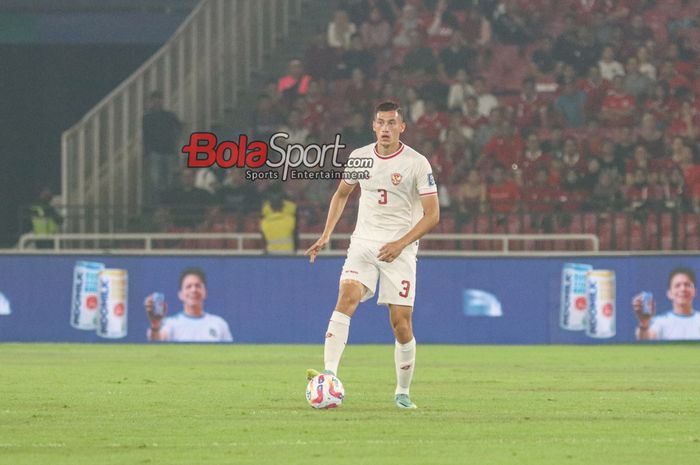 Jay Idzes sedang menguasai bola dalam laga keenam babak penyisihan grup F Kualifikasi Piala Dunia 2026 antara timnas Indonesia versus timnas Filipina di Stadion Utama Gelora Bung Karno, Senayan, Jakarta, Selasa (11/6/2024).