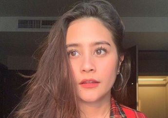 Potret Bersama Ular Hitam, Prilly Latuconsina Singgung Soal Racun dan Cinta
