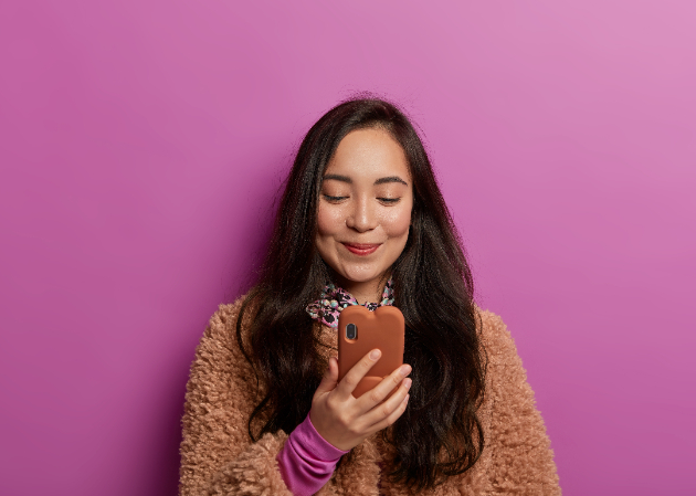 Ilustrasi membaca quotes dari smartphone