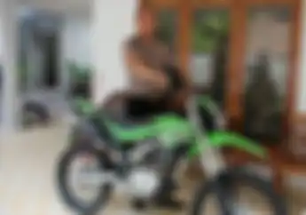 Polisi Jempolan! Rela Jual Trail Kesayangan Buat Bantu Warga Miskin