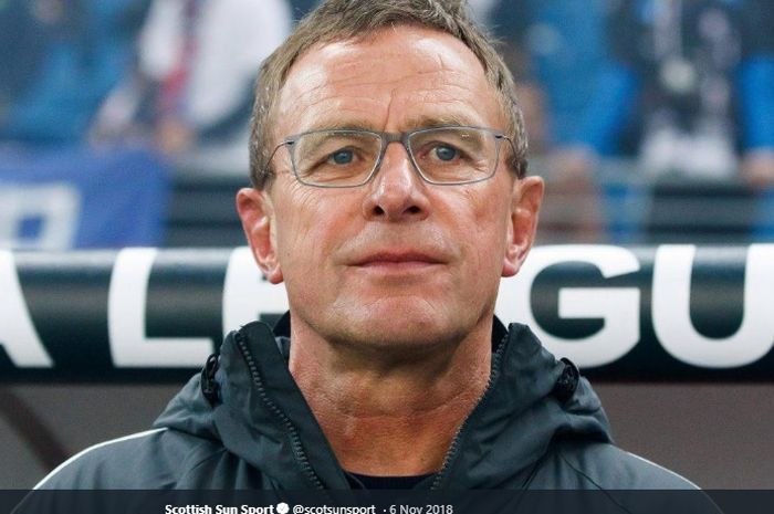 Mantan pelatih RB Leipzig, Ralf Rangnick yang terus diburu oleh AC Milan untuk menjadi direktur olahraga.