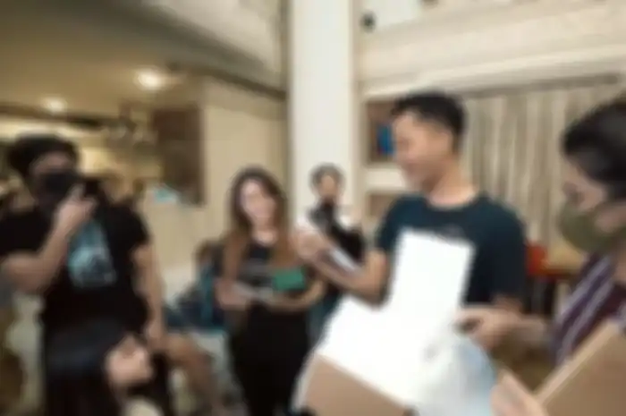 Azriel Hermansyah membuka kado dari Atta Halilintar