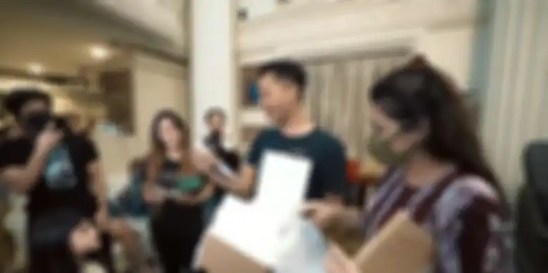 Azriel Hermansyah membuka kado dari Atta Halilintar