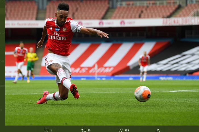 Pierre-Emerick Aubameyang mencetak gol Arsenal ke gawang Norwich City dalam lanjutan Liga Inggris di Emirates Stadioum, 1 Juli 2020.