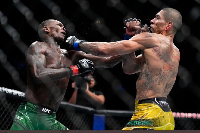 Israel Adesanya dikalahkan Alex Pereira dalam pertandingan gelar kelas menengah pada UFC 281 yang digelar di Madison Square Garden, New York, Amerika Serikat, 12 November 2022