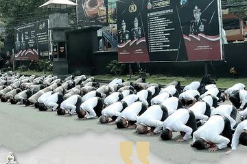 Kepolisian Resor Kota Malang melakukan gestur sujud sebagai bentuk permohonan maaf atas Tragedi Kanjuruhan (10/10/2022). 