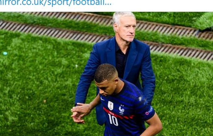 Pelatih timnas Prancis, Didier Deschamps, bersalaman dengan Kylian Mbappe seusai laga 16 besar EURO 2020 kontra timnas Swiss di Stadion National Arena Bucharest, Senin (28/6/2021).