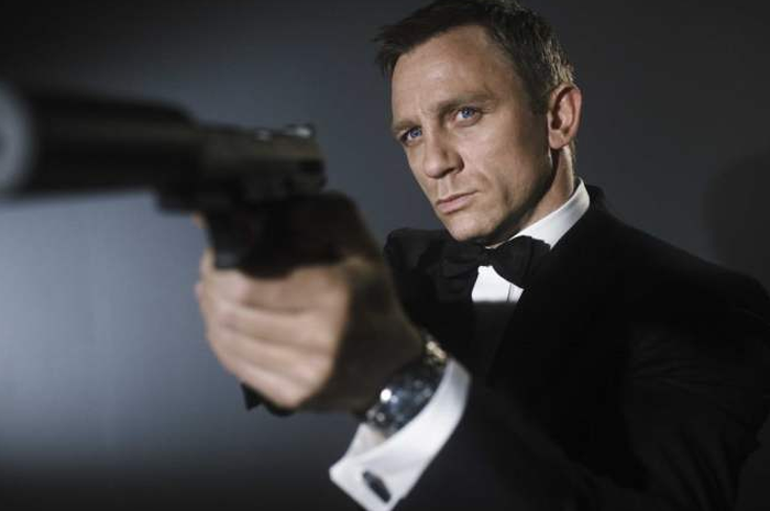 Daniel Craig sebagai James Bond