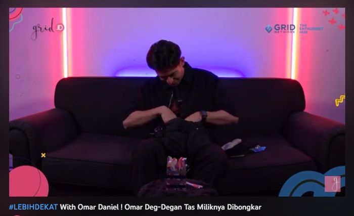 Bongkar isi tas Omar Daniel