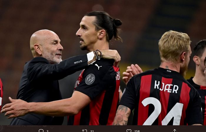 Momen Stefano Pioli memeluk Zlatan Ibrahimovic setelah AC Milan menyelesaikan satu pertandingan di Liga Italia 2020-2021.