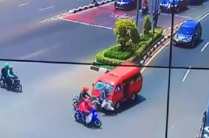 Angkot tabrak dua pemotor di Bekasi, seorang enggak sadarkan diri.