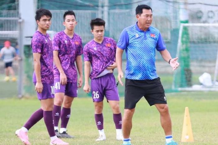 Pelatih Timnas U-19 Vietnam, Hua Hien Vinh, memimpin sesi latihan tim jelang ASEAN Cup U-19 2024.