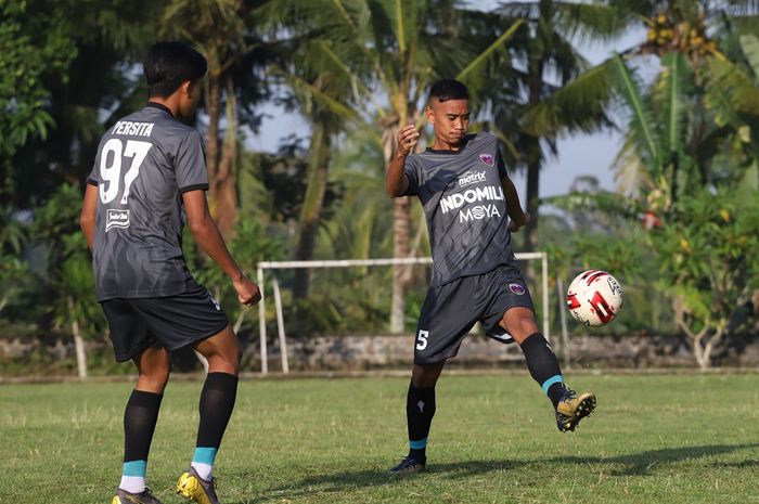 Bek sayap Persita Tangerang, Dallen Doke.