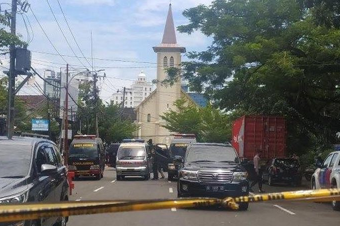Ledakan bom bunuh diri terjadi di depan Gereja Katedral di Kota Makassar, Sulawesi Selatan, Minggu (28/3/2021).