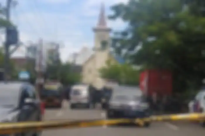 Ledakan bom bunuh diri terjadi di depan Gereja Katedral di Kota Makassar, Sulawesi Selatan, Minggu (28/3/2021).