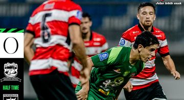 Jordy Wehrmann berduel dengan Bruno Moreira saat laga Madura United Vs Persebaya Surabaya di Stadion Gelora Madura Ratu Pamelingan, Sabtu (3/1/2026).