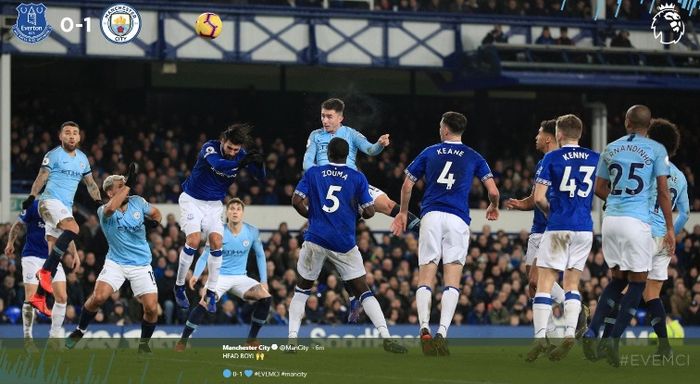 Bek Manchester City, Aymeric Laporte, menjebol gawang Everton dalam partai Liga Inggris di Goodison Park, Rabu (6/2/2019).