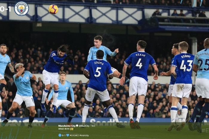 Bek Manchester City, Aymeric Laporte, menjebol gawang Everton dalam partai Liga Inggris di Goodison Park, Rabu (6/2/2019)