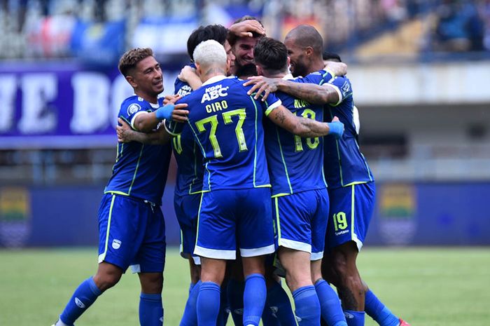 Persib Bandung merayakan gol yang tercipta saat melawan Barito Putera pada pekan ke-10 Liga 1 2022-2023.