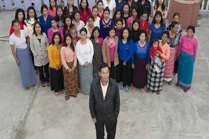 Ziona Chana dengan ke-39 istrinya.