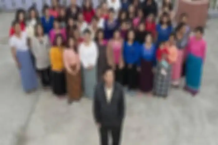Ziona Chana dengan ke-39 istrinya.