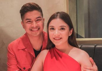 Ajak Bayinya yang Baru Lahir Berjemur, Glenn Alinskie Malah Salfok dengan Wajah sang Putra yang Kelewat Mirip Hingga Bak Kembaran dengan Chelsea Olivia: Bibirnya Lancip Banget Dia