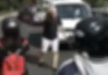Viral, Video Bule Atur Kemacetan di Bali Bawa Potongan Besi, Pemotor Langsung Minggir