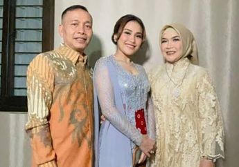 Umi Kalsum Dicibir Gegara Sibuk Live Instagram saat Umrah, Ayu Ting Ting Auto Pasang Badan Soal Kelakuan Sang Ibunda sampai Beri Pesan ini