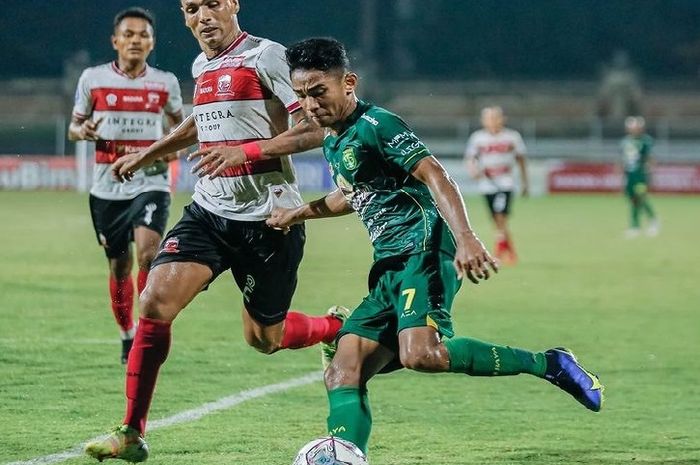 Pemain Persebaya Marselino Ferdinand sedang mencoba melewati pemain Madura United