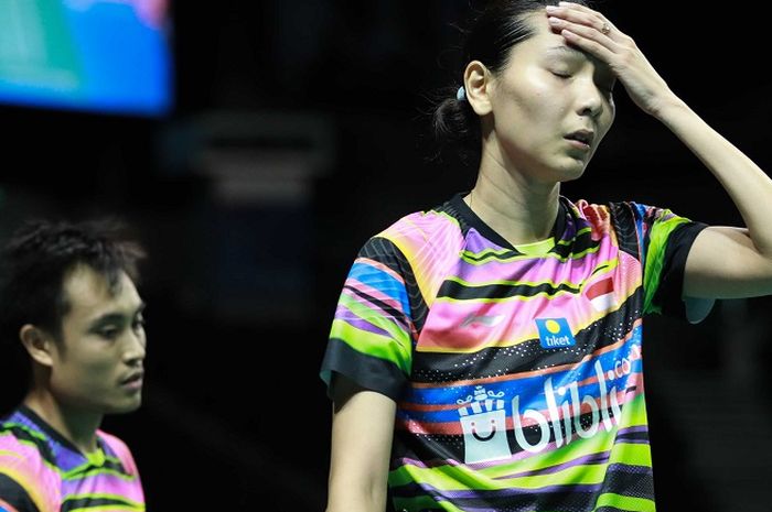 Ekspresi Hafiz Faizal (kiri) dan Gloria Emanuelle Widjaja (kanan) pada asaat tampil pada semifinal Singapore Open 2019, Sabtu (13/4/2019)