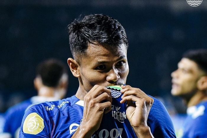 Selebrasi Dimas Drajad usai mencetak gol untuk Persib Bandung ke gawang Arema FC.