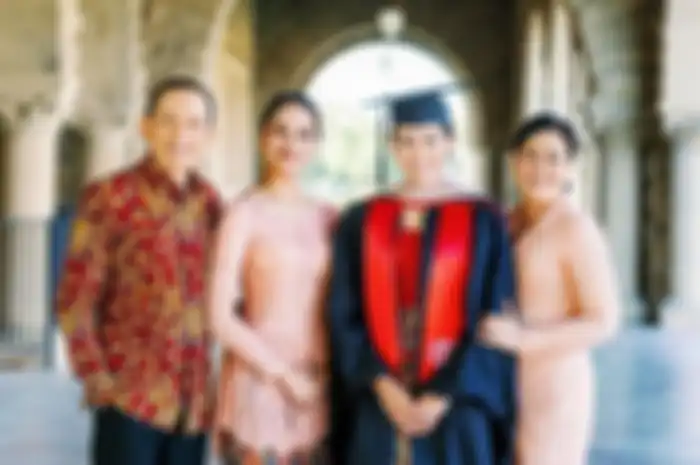 Potret keluarga saat menghadiri kelulusan S2 Maudy Ayunda di Stanford University