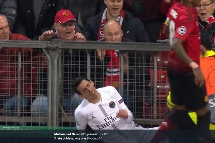 Winger PSG, Angel Di Maria, terjerembab seusai ditabrak pemain Manchester United, Ashley Young, dalam partai Liga Champions di Old Trafford, Selasa (12/2/2019)