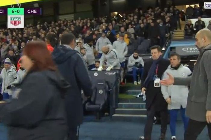 Pelatih Chelsea, Maurizio Sarri, menolak bersalaman dengan pelatih Manchester City, Pep Guardiola, seusai laga Liga Inggris di Etihad Stadium pada Minggu (10/2/2019)