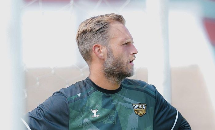 Sonny Stevens, eks kiper ADO Den Haag yang kini membela Dewa United di Liga 1 2023/24. 