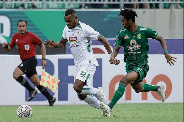 Suasana pertandingan antara Persebaya Surabaya vs PSS Sleman, Senin (13/2/2023).